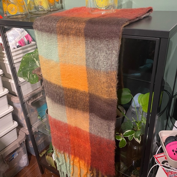 Long and wide colourful plaid scarf - Picture 6 of 7